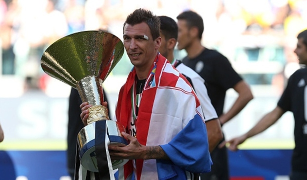 Mandzukic siyah beyazlı ekibe imzayı attı!