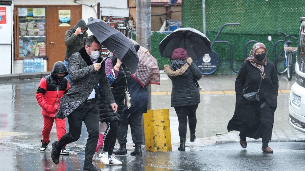 İstanbullular dikkat! Meteoroloji saat verip uyardı: Yağmur ve fırtına geliyor!