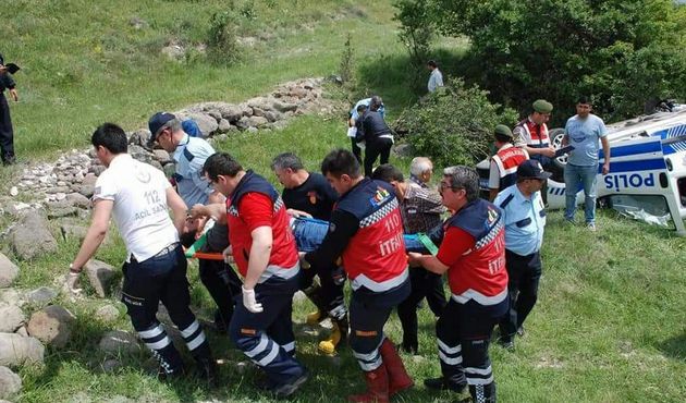 Polis aracı şarampole yuvarlandı...