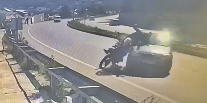 Otomobille motosiklet viraj çıkışı çarpıştı