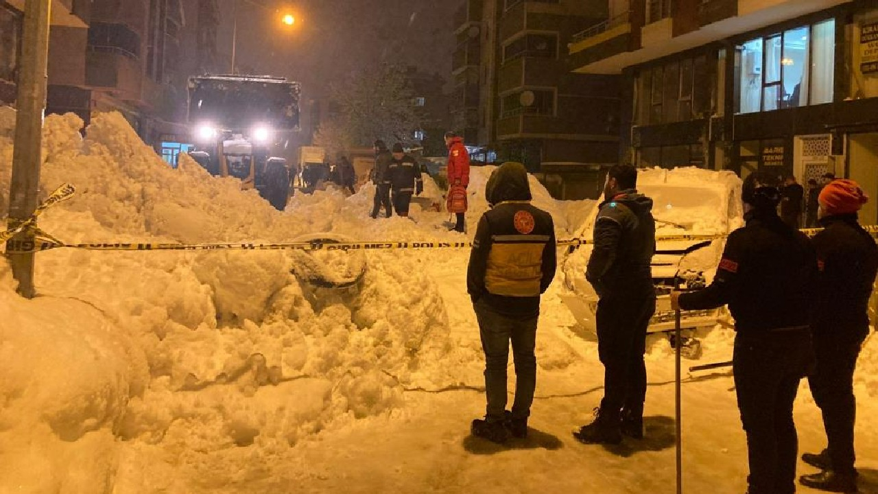 Çatışan düşen kar kütlesi, 3 aracı kullanılamaz hale getirdi