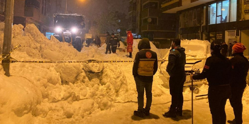 Çatışan düşen kar kütlesi, 3 aracı kullanılamaz hale getirdi