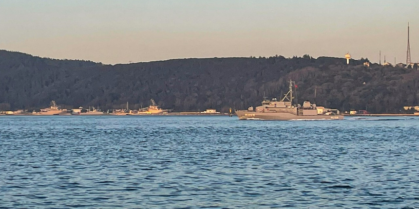 Mayın avlama ve tarama gemisi TCG Akçakoca, İstanbul Boğazı'ndan geçti!