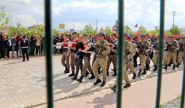 Şehit yakınlarını tahrik etti! Darbeci albay: 'Onlar da insandı'