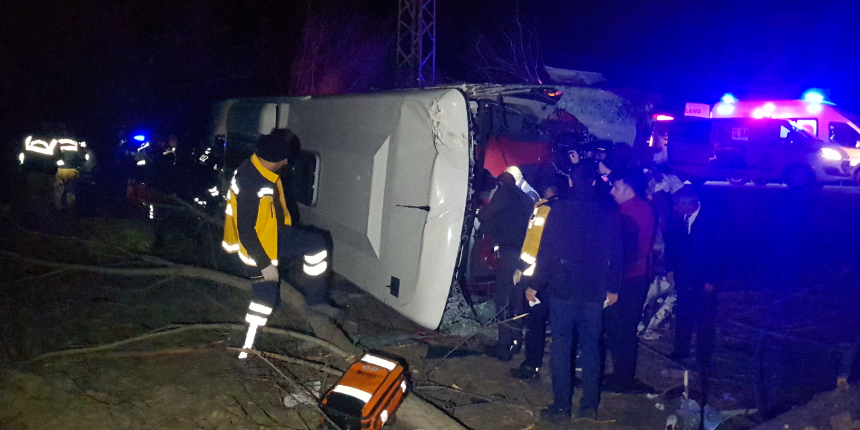 Erzincan'da yolcu otobüsü şarampole uçtu: 1 ölü, 33 yaralı