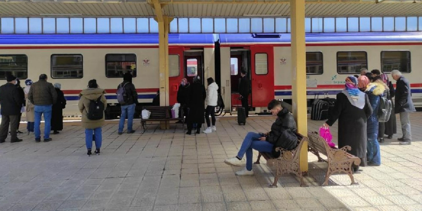 Otobüs fiyatlarını pahalı bulan vatandaşlar trene yöneldi