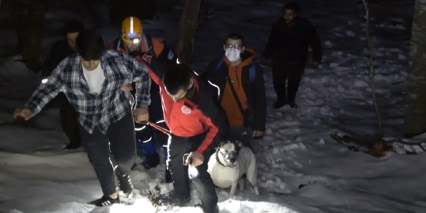 3 genç yere düşen Türk bayrağını göndere çekmek için Uludağ'da mahsur kaldı