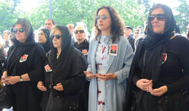 Meltem Cumbul babasını son yolculuğuna uğurladı!