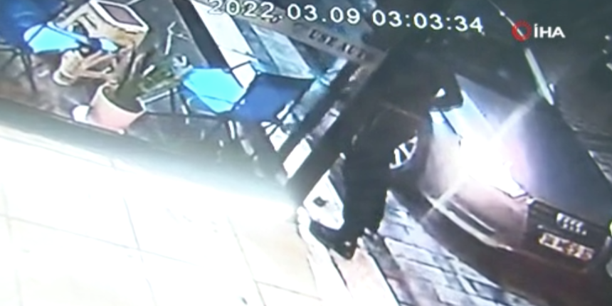 Oto galerideki 2,5 milyon liralık soygun kamerada: Para dolu kasa ve 3 otomobili çaldılar