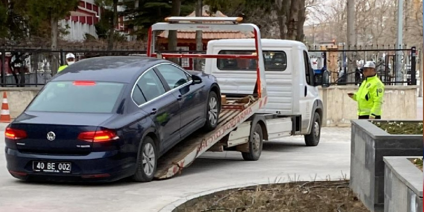 CHP'li Kırşehir Belediyesi'nden alacağını alamayan işçi makam aracını haczettirdi