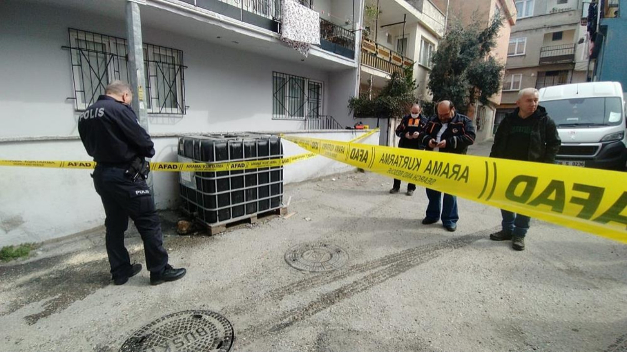 Bursa'da 1,5 tonluk kimyasal madde alarmı: Araç lastikleri indi, yerler yapış yapış oldu!