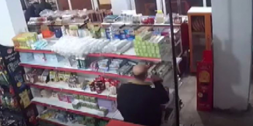 Böyle hırsızlık görülmedi: Alüminyum folyoları koparıp ceketine sakladı
