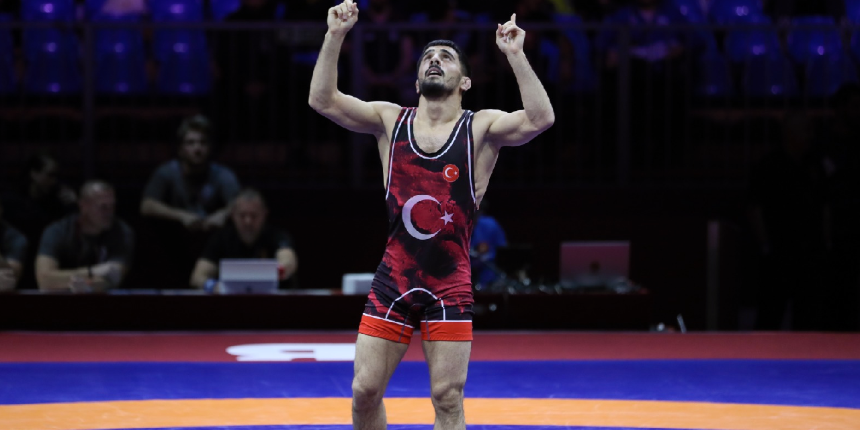 Milli güreşçi Münir Recep Aktaş bronz madalya kazandı