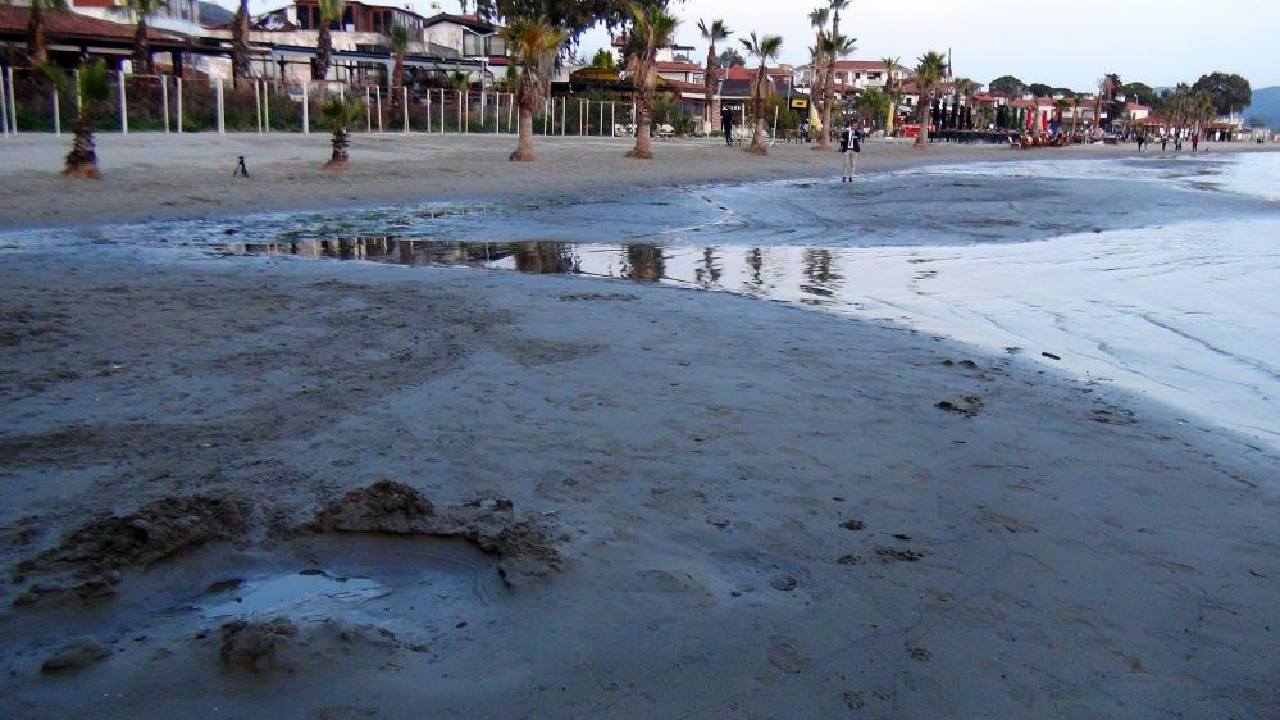 Akyaka’da ürküten görüntü! Deniz suyu 50 metre çekildi