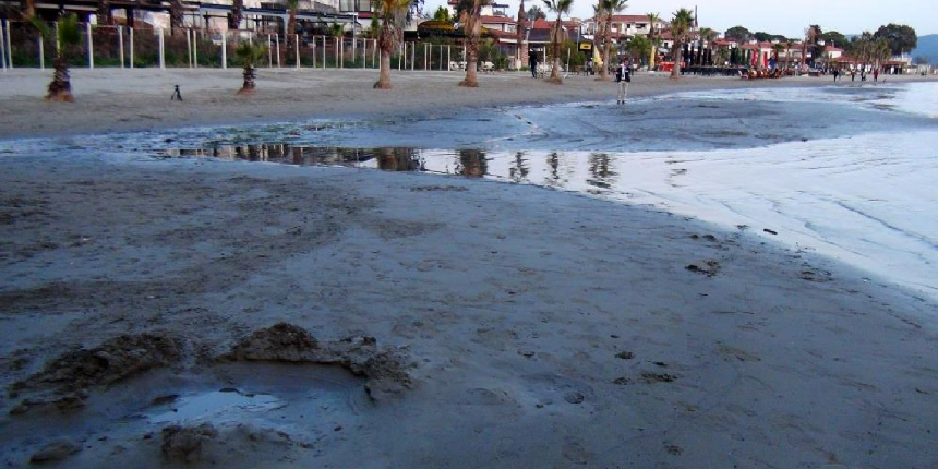 Akyaka’da ürküten görüntü! Deniz suyu 50 metre çekildi