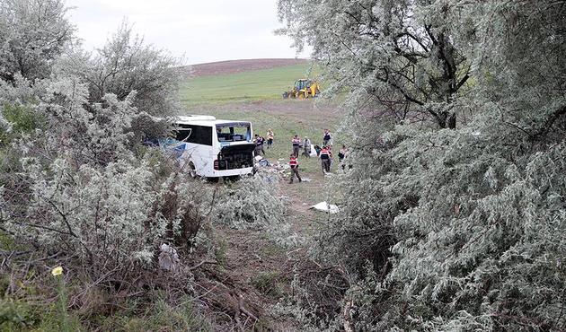 Şoför uyudu, yolcu otobüsü devrildi! Çok sayıda ölü ve yaralı var...