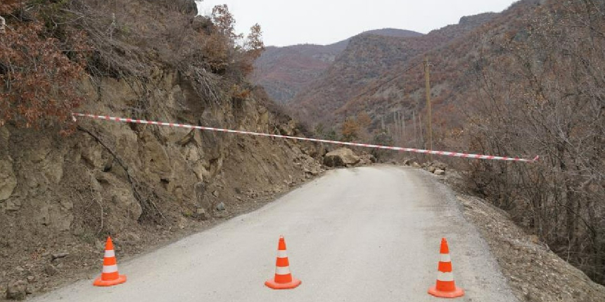Kastamonu’da heyelan: Köy yolları ulaşıma kapandı