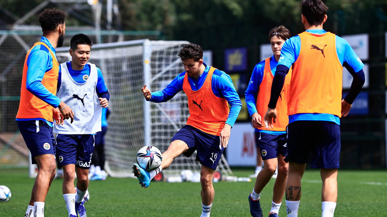 Jin-ho Jo, A Takım'la idmanda... Fenerbahçe'nin 18'lik Güney Koreli futbolcusu göz doldurdu