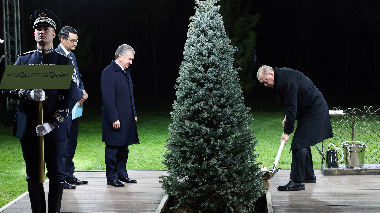 Cumhurbaşkanı Erdoğan, Özbekistan’da Mirziyoyev ile dostluk ağacı dikti