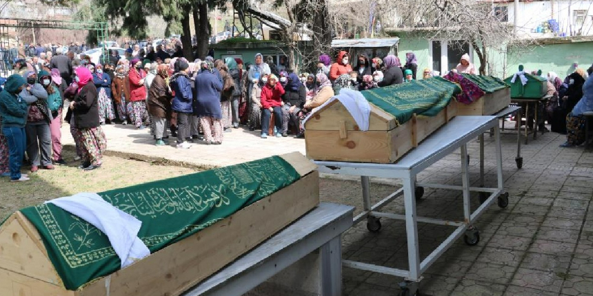 Bu acıya yürek dayanmaz! Bir aile yok oldu, tabutları yan yana dizildi