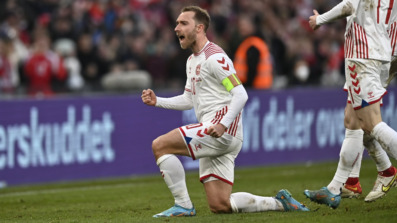Christian Eriksen kalp krizi geçirdiği stada golle döndü... Danimarka evinde Sırbistan'ı 3-0 mağlup etti