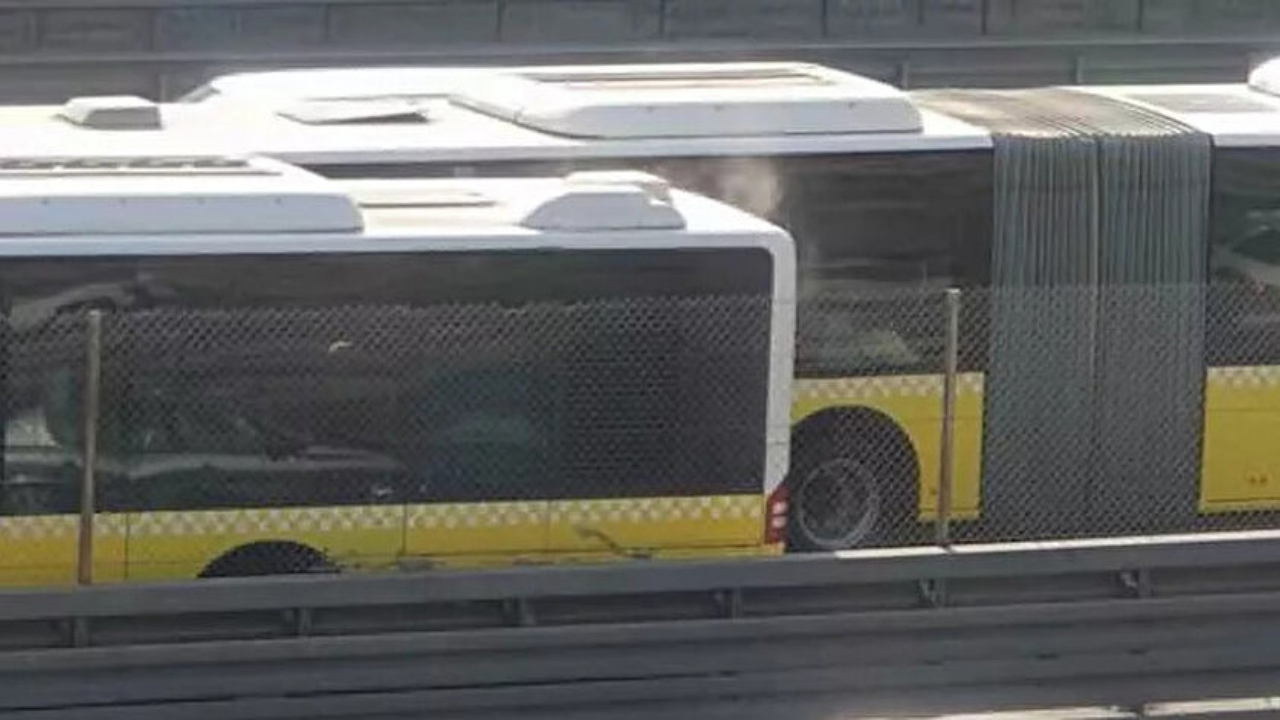 İstanbullunun metrobüs çilesi bitmiyor: Dumanlar yükseldi, yolcular panik yaşadı!