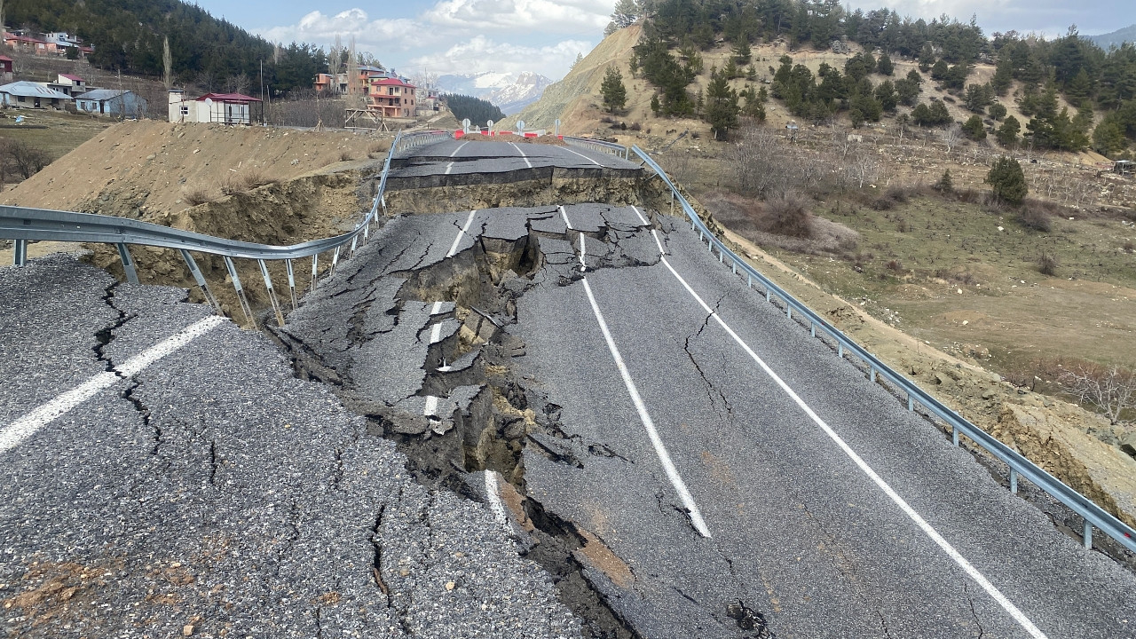 Adana'da korku dolu anlar: Asfalt yol çöktü! Ulaşıma kapatıldı...