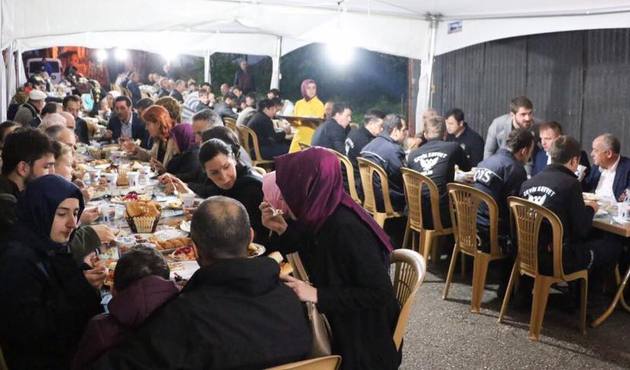 Samsun Protokolü İlk İftarını Samsunlu Şehit Mesut Yılmaz'ın ailesiyle birlikte yaptı!