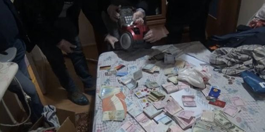 İstanbul'daki FETÖ operasyonunda bulundu: Süpürgenin içinden dolarlar çıktı