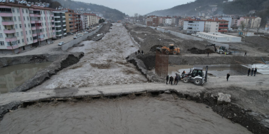 Kar suları eridi, Ezine çayı taştı: Geçici köprüler trafiğe kapandı