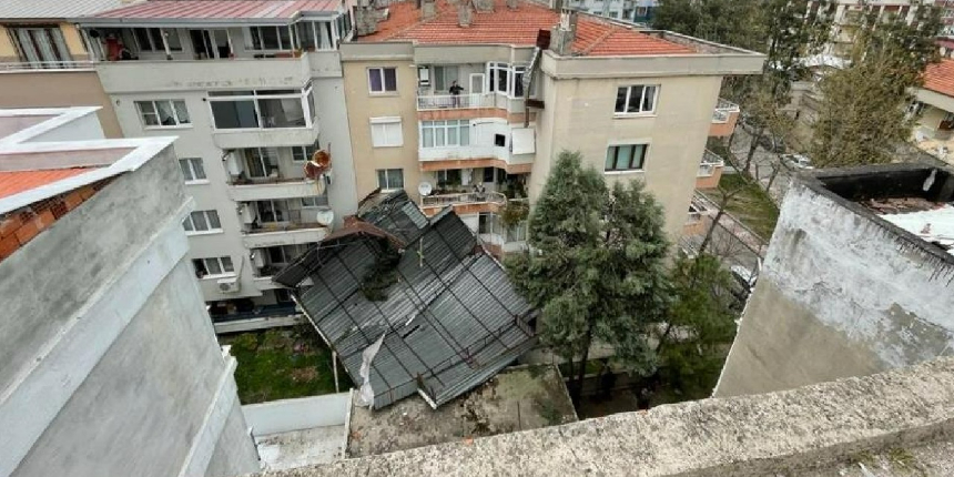 Fırtına, Manisa'yı savaş alanına çevirdi