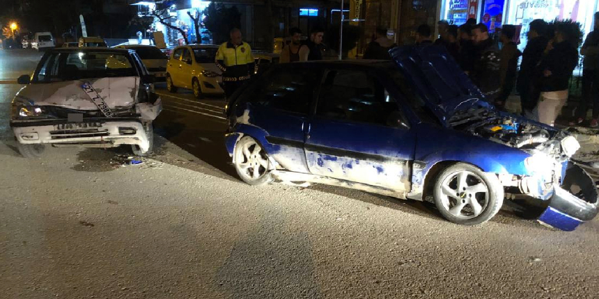Çocuk sürücü araç arızasıyla uğraşanların arasına daldı!