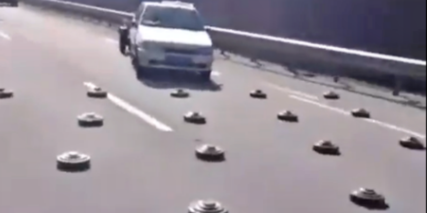 Ukraynalılar, Rusların bıraktığı mayınların üzerinde araç kullanıyor!