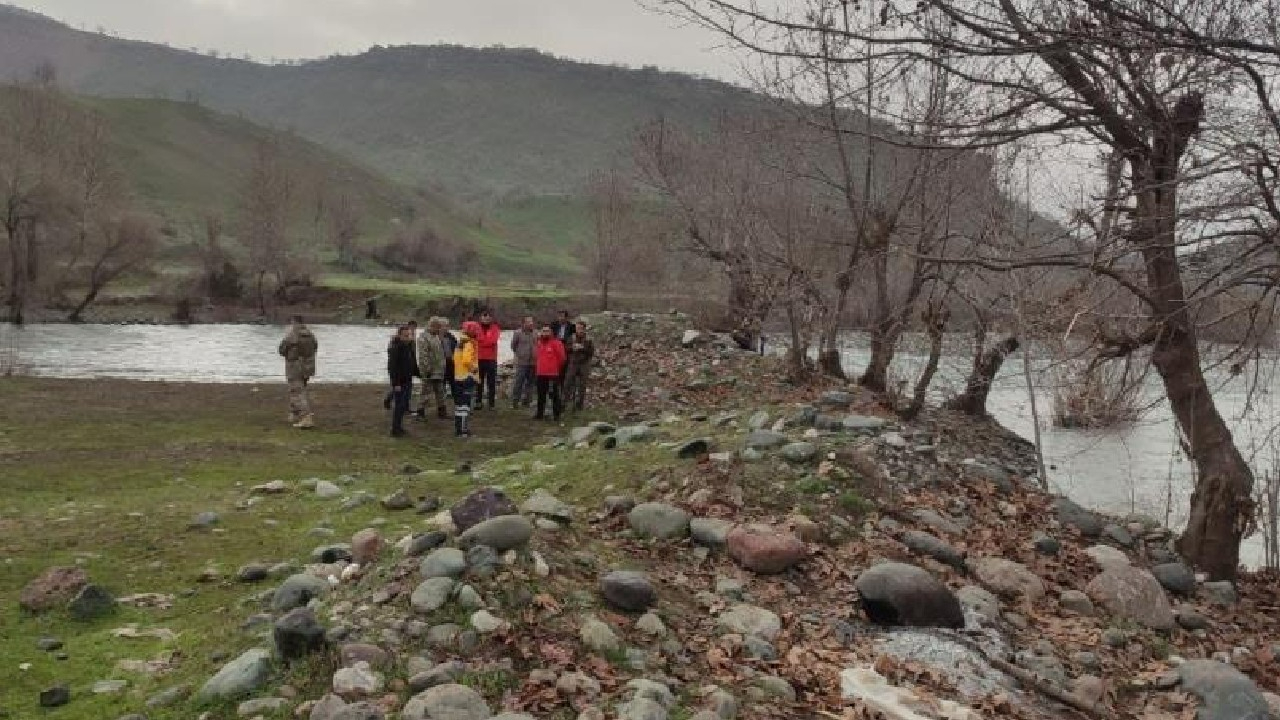 Hakkari’de dereye düşen asteğmeni arama çalışmaları sürüyor!