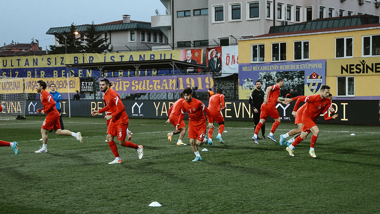 Tuzlaspor Ümraniyespor maçında protokol tribünü karıştı