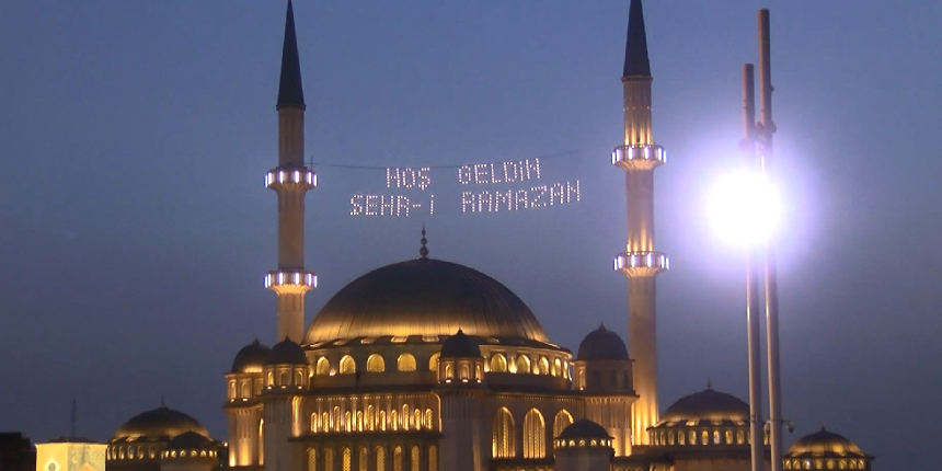 Taksim Camii'nde ilk teravih namazı kılındı