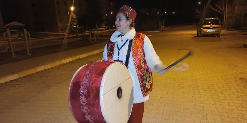 Çorumlular ilk sahura kadın davulcunun manileriyle uyandı