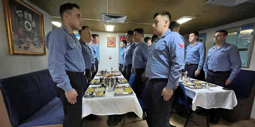 Mavi Vatan nöbetindeki kahramanlara yılın ilk iftarında misafir olundu