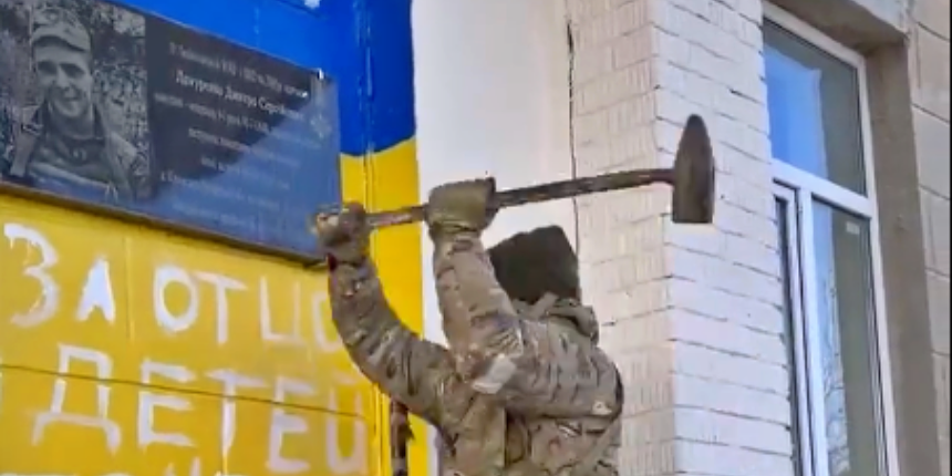 Rus asker, hayatını kaybeden Ukraynalıların anıtını balyozla parçaladı