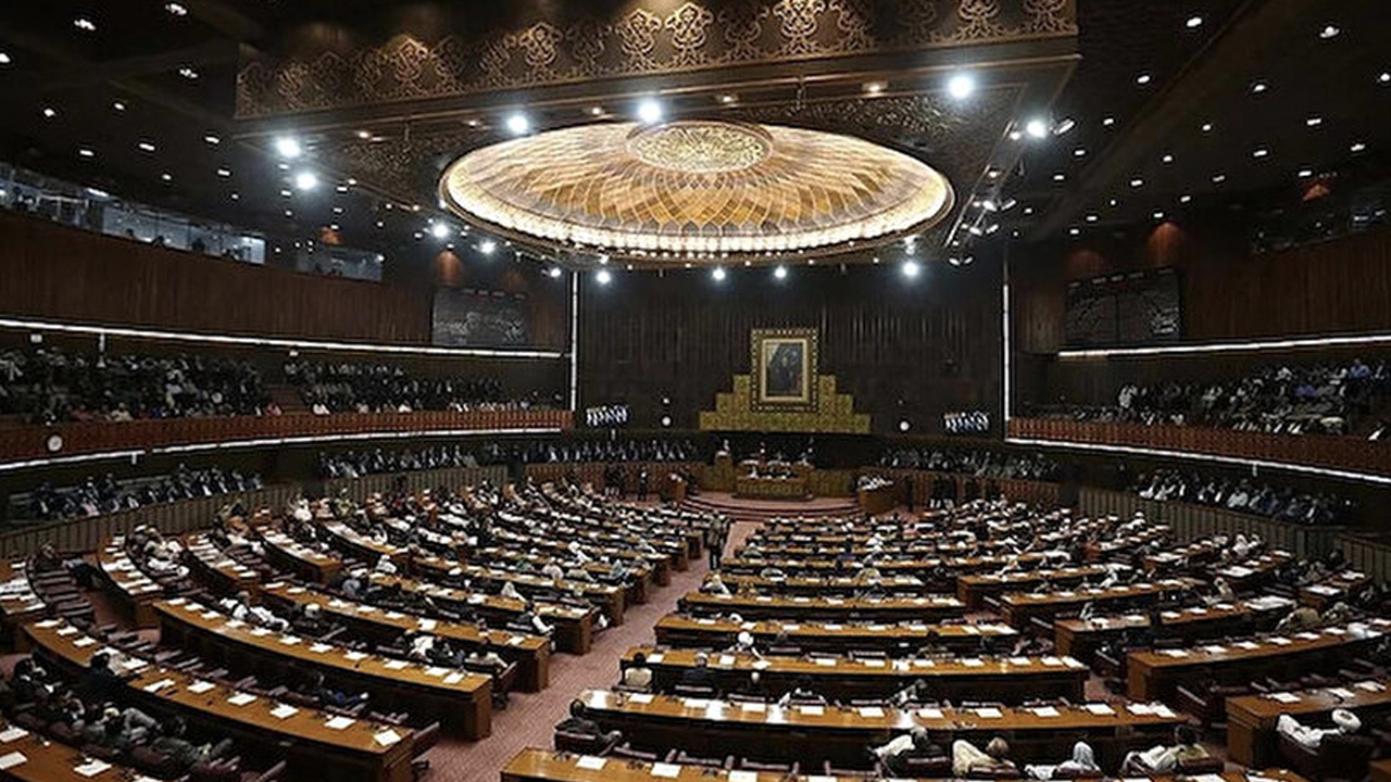 Pakistan'da Başbakan İmran Han'ın talebi sonrası meclis feshedildi