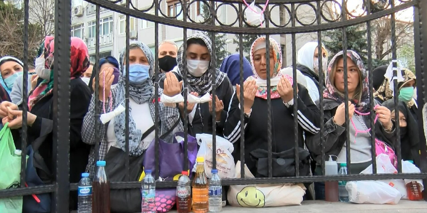 Akın ettiler! Oruç Baba Türbesi'nde ilk iftar heyecanı!