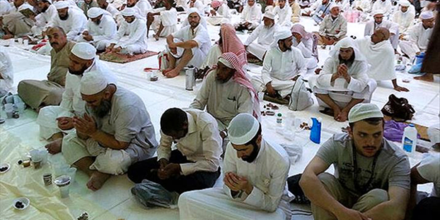 Mescid-i Haram'da 2 yıl aranın ardından ilk iftar!