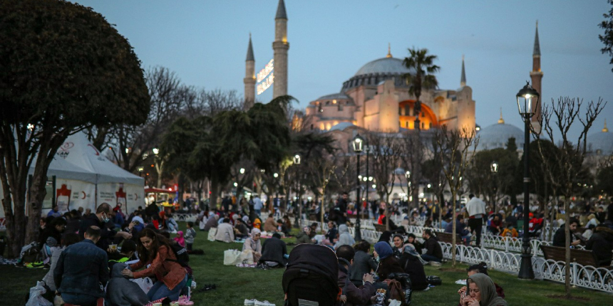 Sultanahmet Meydanı'nda ilk iftar heyecanı!