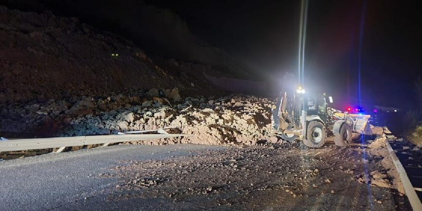 Bolu-Mengen yolu heyelan sebebiyle kapandı