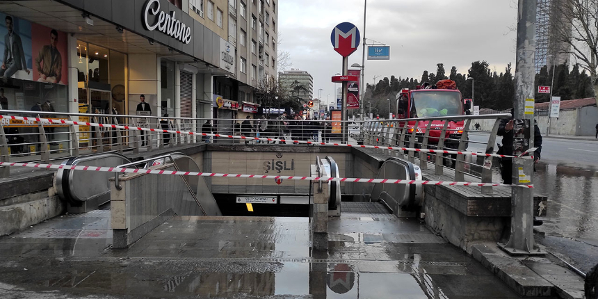 İSKİ'ye ait su borusu patladı, metro kapatıldı