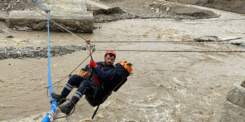 Köprü selde yıkıldı; köydeki hasta, çay üzerinden halatlarla karşıya geçirildi
