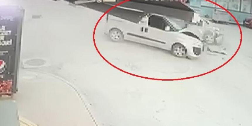 Kafa kafaya çarpıştılar! Kaza anı kamerada!