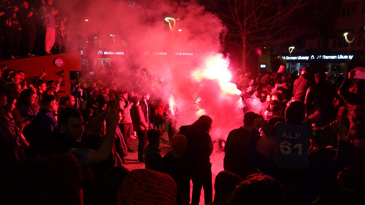 Trabzonsporlu taraftarlar Beşiktaş maçı beraberliğini kutladı