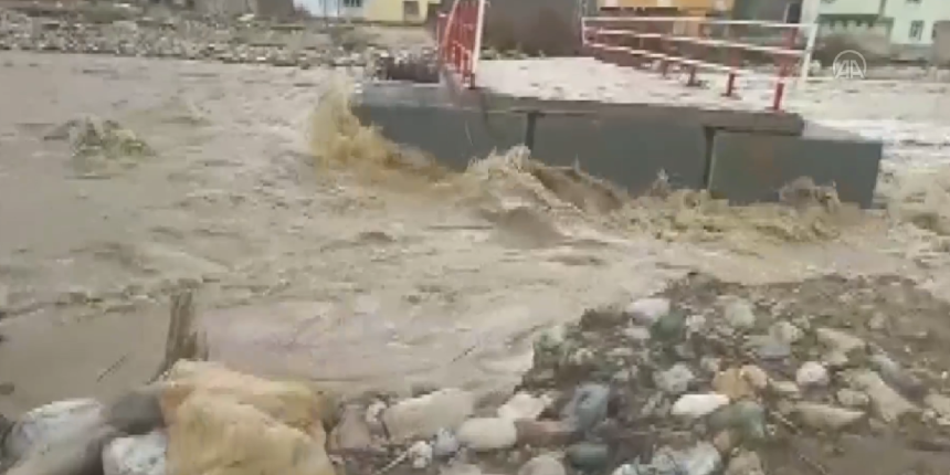 Kastamonu'da geçici köprü yıkıldı, mahalleye ulaşılamıyor