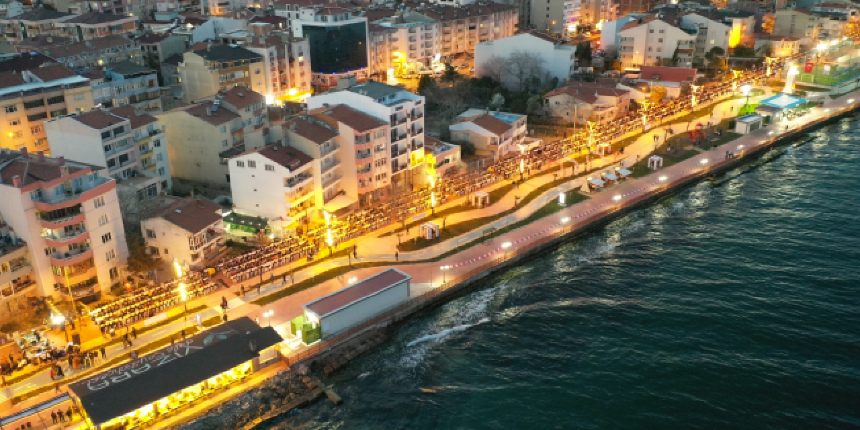 Tekirdağ'da 1 kilometrelik dev iftar sofrası kuruldu